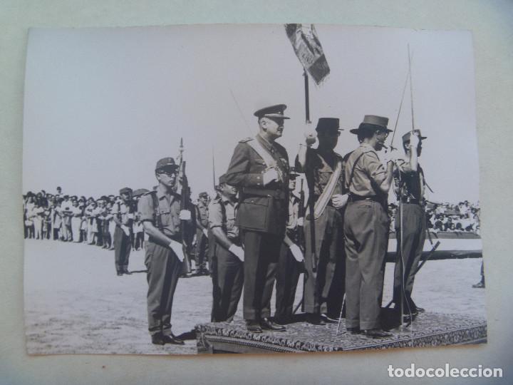 Militaria: FOTO DE LA JURA DE BANDERA DE MILITARES DE INFANTERIA, TENIENTE COTRONEL, ABANDERADO , ETC. 1970