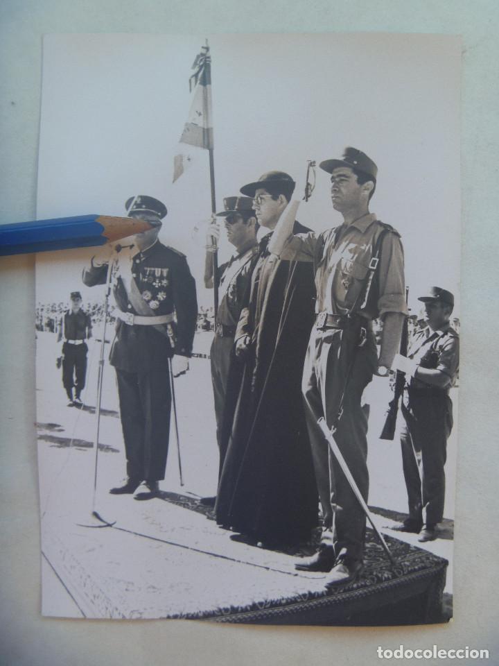 Militaria: FOTO DE TENIENTE CORONEL CON SABLE Y ABANDERADO CON PATER EN JURA DE BANDERA. 1970