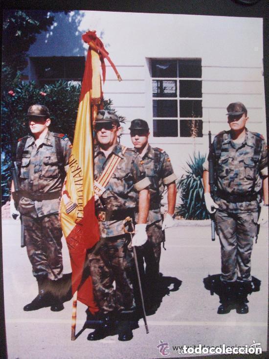 Militaria: FOTO DE FORMACION DE MILITARES FERROVIARIOS , CON SABLE Y BANDERA. GIGANTE DE 30 X 40 CM