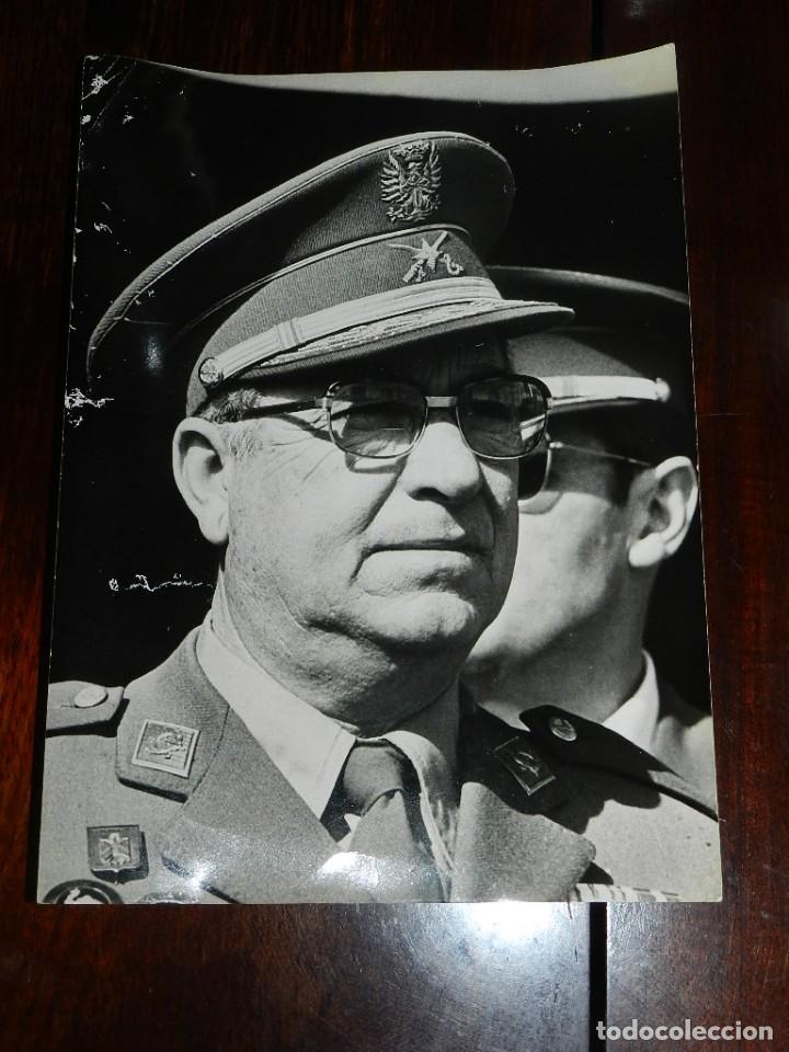 Militaria: ANTIGUA FOTOGRAFIA DE PRENSA DE GENERAL INSPECTOR DE LA POLICIA ARMADA, TIMON DE LARA, MIDE 24 X 18