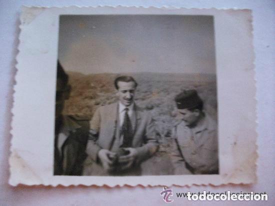 Militaria: GUERRA SIDI IFNI - SAHARA : FOTO DE OFICIAL DE TIRADORES CON UN CIVIL