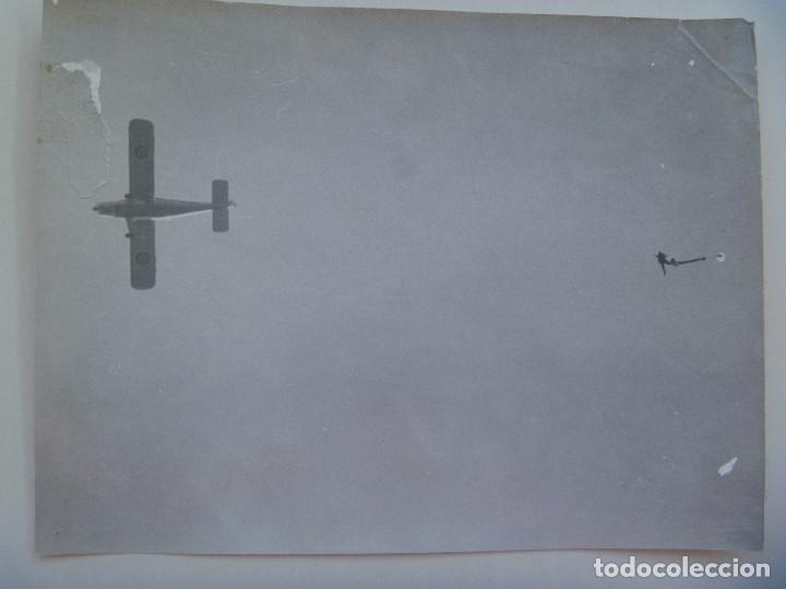 Militaria: FOTO DE AVION EN VUELO Y PARACAIDISTA EN EL AIRE, 1969 ..... 18 X 24 CM