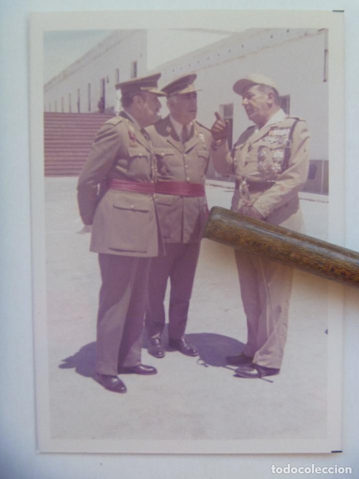 Militaria: FOTO DE 2 GENERALES ET. ( UNO MEDALLA MILITAR INDIVIDUAL ) CON CORONEL DE LA LEGION MUY CONDECORADO