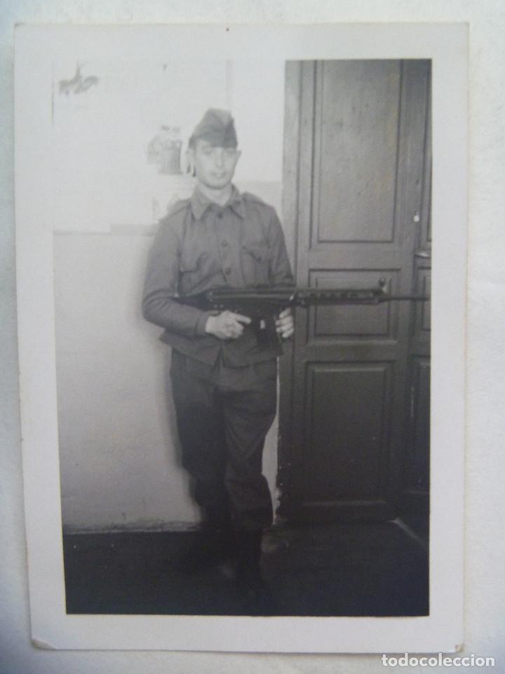 Militaria: FOTO DE MILITAR CON ROPA DE CAMPA&Ntilde;A  CON CETME