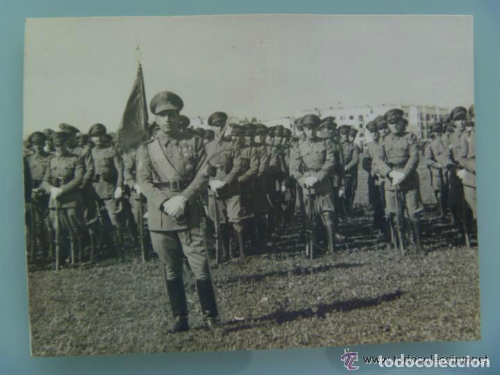 Militaria: POLICIA ARMADA : FOTO DE FORMACION DE POLICIAS CON SU CAPITAN VETERANO GUERRA CIVIL AL FRENTE