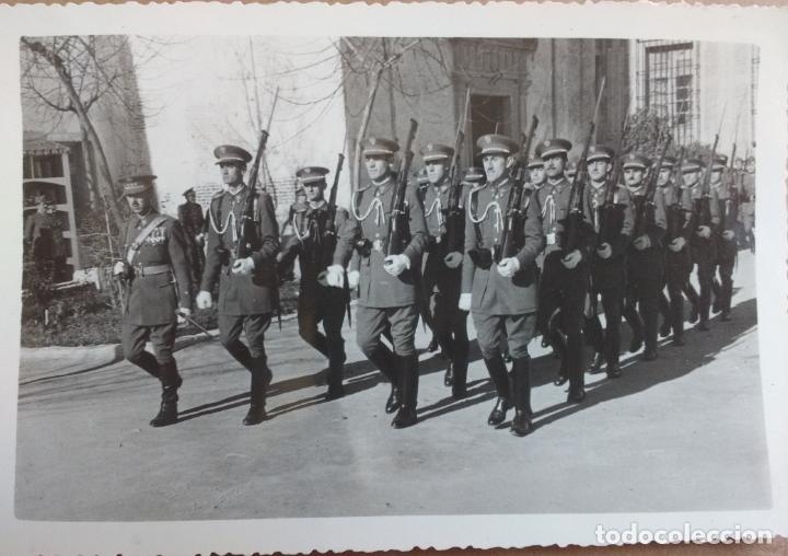 Militaria: ACADEMIA SANIDAD MILITAR, PROMOCION DESFILANDO JURA BANDERA EN VALVERDE 1954