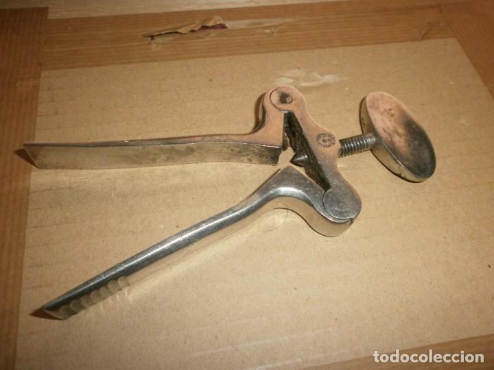Militaria: F&aacute;brica Nacional de Toledo Artiller&iacute;a - Sanidad - pinza hierro cromado medida 13,5 X 6 cm.