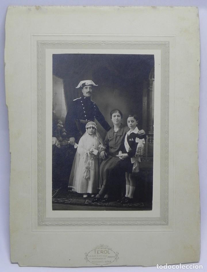 Militaria: ANTIGUA FOTOGRAFIA DE GUARDIA CIVIL EN EL DIA DE LA PRIMERA COMUNION DE SUS HIJOS, EPOCA DE ALFONSO