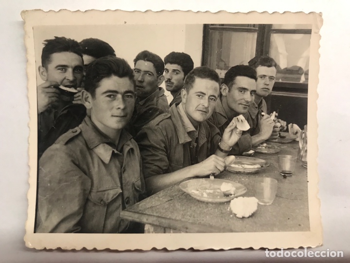 Militaria: MILITAR. Fotograf&iacute;a Original. Hora del rancho... (h.1960?)