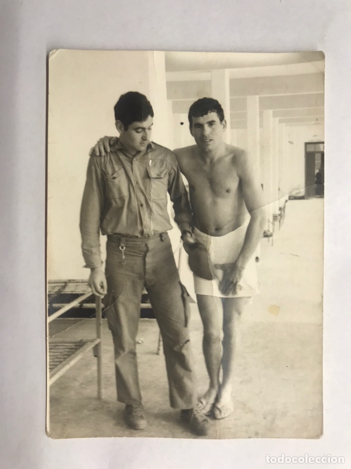 Military Antiques: MILITAR. Fotograf&iacute;a Original. Complicidad en las duchas...(h.1960?)