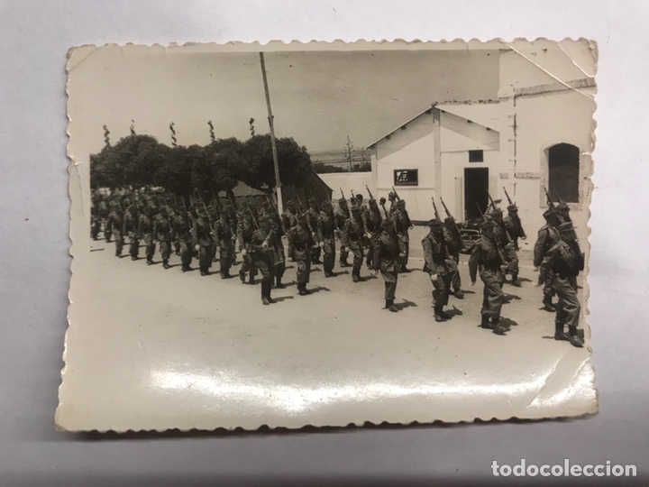 Militaria: MILITAR. Fotograf&iacute;a Original. CAMPOSOTO, tropa desfilando...(h.1960?)