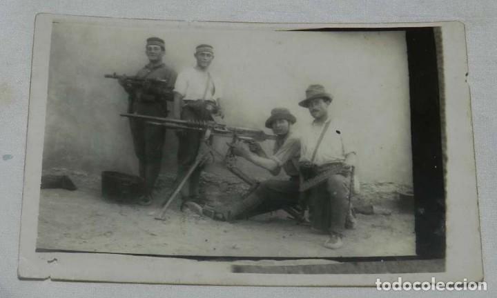Militaria: FOTOGRAFIA DE ALHUCEMAS, SOLDADOS DURANTE LA CAMPA&Ntilde;A DEL RIF, AMETRALLADORA, ESCRITA EN 1926, TAMA&Ntilde;O