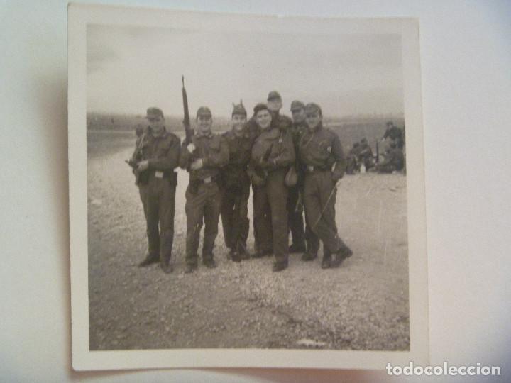 Militaria: AVIACION : FOTO DE MILITARES CON ROPA DE CAMPA&Ntilde;A POSANDO CON CETME. UNO CON CUERNECILLOS