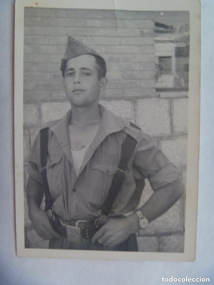 Militaria: FOTO DE MILITAR DESPECHUGADO , TIPO LEGIONARIO, CON GORRILLO.