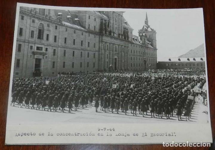 Militaria: FOTOGRAFIA DE LA II CONCENTRACION DE LA SECCION FEMENINA EN EL ESCORIAL, 9 DE JULIO DE 1944, MIDE 16