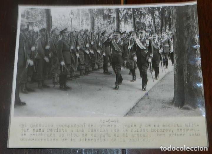 Militaria: FOTOGRAFIA DEL CAUDILLO ACOMPA&Ntilde;ADO DEL GENERAL YAGUE EN EL ARENAL, EL 20 DE JUNIO DE 1944, MIDE 16,5
