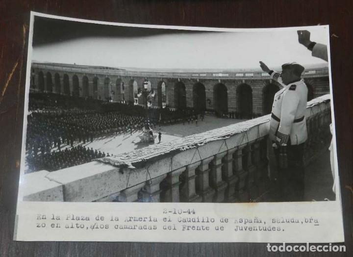 Militaria: FOTOGRAFIA DE EL CAUDILLO FRANCISCO FRANCO, EN LA PLAZA DE LA ARMERIA, FALANGE, SALUDA BRAZO EN ALTO