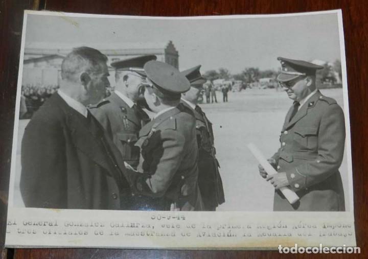 Militaria: FOTOGRAFIA DE EL GENERAL GONZALEZ GALLARZA, JEFE DE LA PRIMERA REGION AEREA IMPONE A TRES OFICIALES