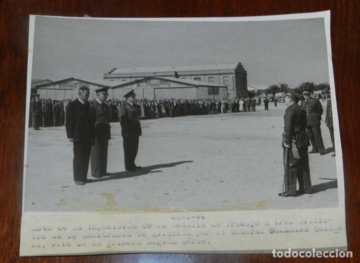 Militaria: FOTOGRAFIA DE EL GENERAL GONZALEZ GALLARZA, JEFE DE LA PRIMERA REGION AEREA IMPONE A TRES OFICIALES