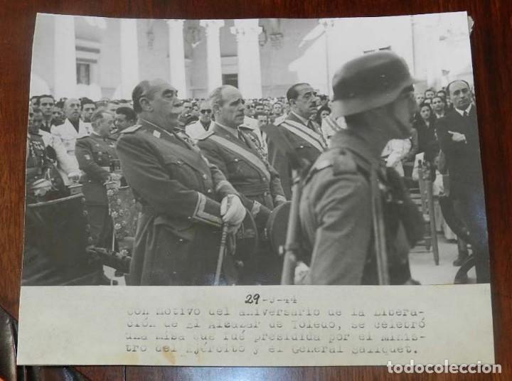 Militaria: FOTOGRAFIA DE EL GENERAL SALIQUET, PRESIDIENDO LA MISA CON MOTIVO DEL ANIVERSARIO DE LA LIBERACION D
