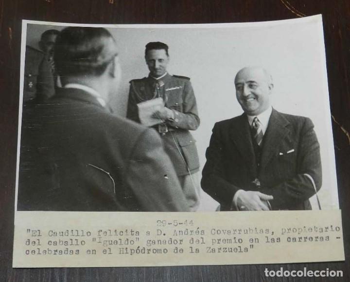 Militaria: FOTOGRAFIA DE EL CAUDILLO FELICITANDO A D. ANDRES COVARRUBIAS, PROPIETARIO DEL CABALLO IGUELDO, GANA