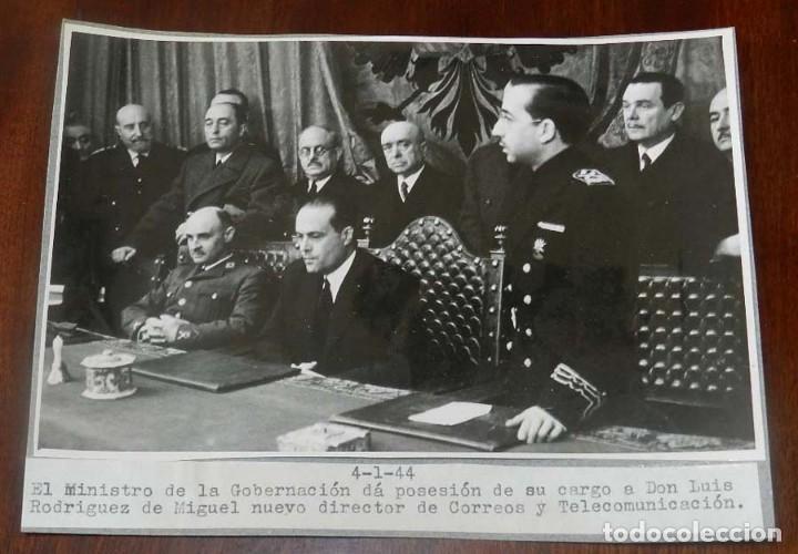 Militaria: FOTOGRAFIA DE JERARCA DE FALANGE, MINISTRO DE LA GOBERNACION DA POSESION DE SU CARGO A LUIS RODRIGUE