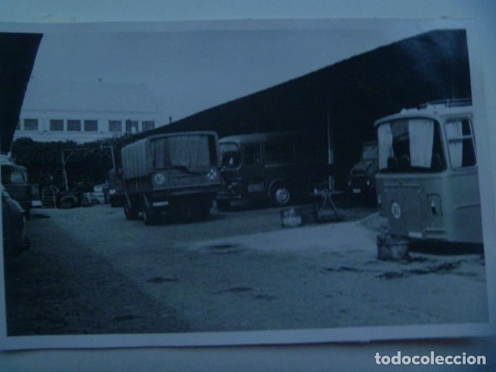 Military Antiques: EJERCITO DEL AIRE: FOTO DE GARAJE EN CUARTEL DE AVIACION , CAMION Y AUTOBUSES MATRICULA EA.. 12 X 18