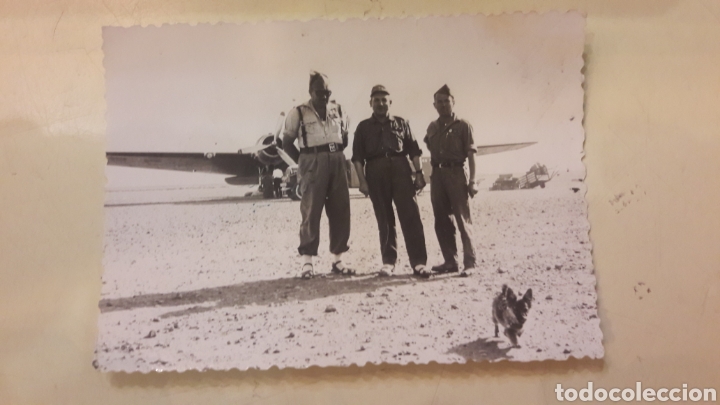 Militaria: Militares Legion 1959 al lado avion