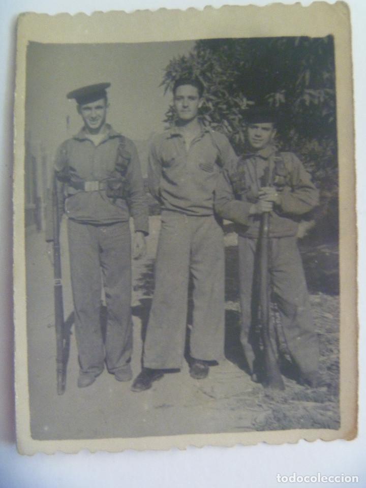 Military Antiques: FOTO DE MILITARES DE LA MARINA DE GUERRA CON TRAJE DE FAENA , LEPANTO Y FUSIL. CARTAGENA
