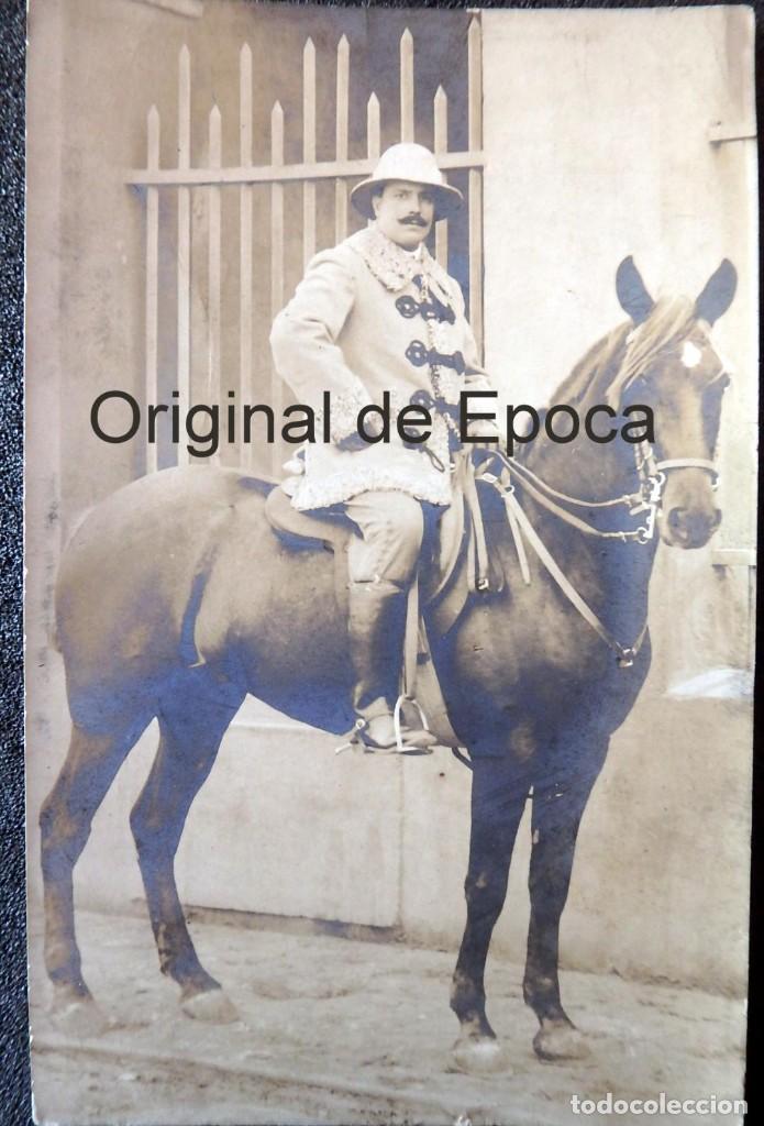 Military Antiques: (JX-190287)Fotograf&iacute;a de jinete &iquest;militar ? con pelliza con alamares y salacot .