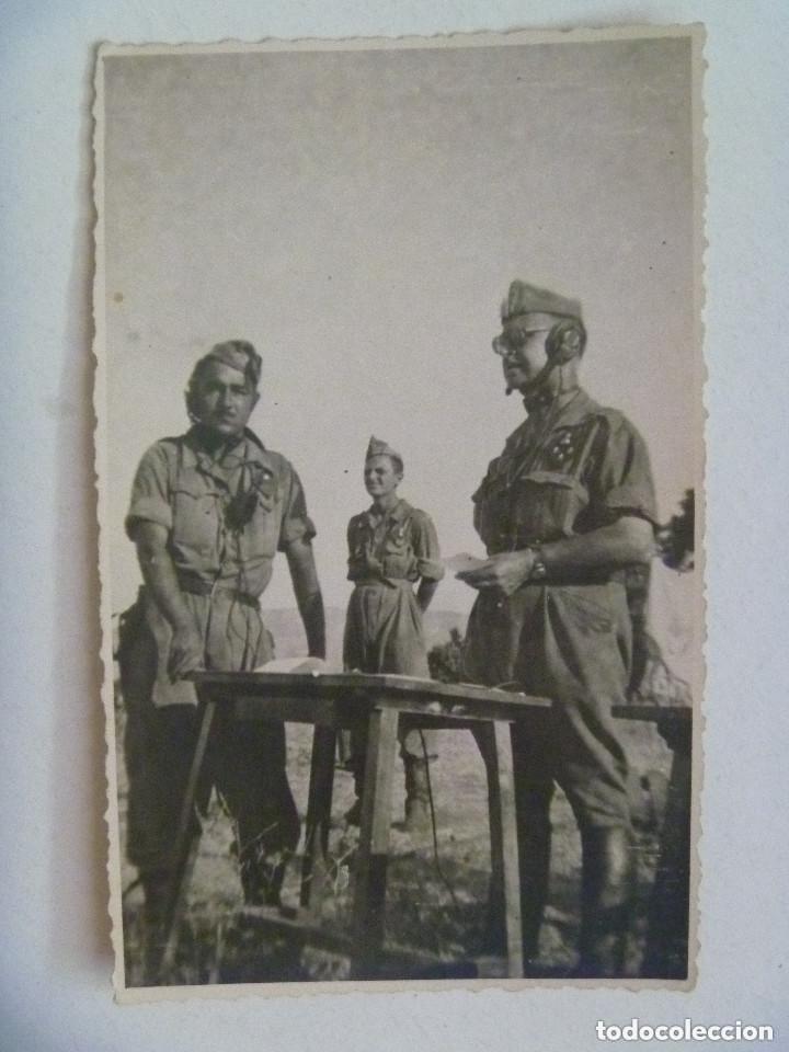 Military Antiques: FOTO DE MILITARES EN MANIOBRAS O EJERCICIOS: CAPITAN EN PUESTO DE MANDO CON AURICULARES