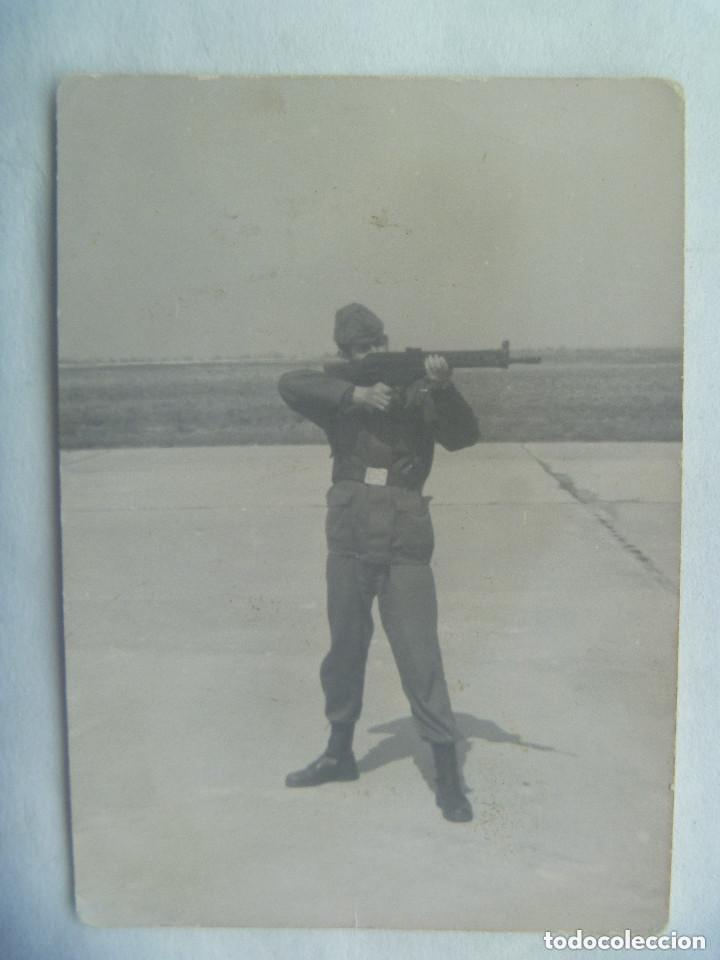 Military Antiques: AVIACION : FOTO DE MILITAR CON ROPA DE CAMPA&Ntilde;A DISPARANDO CON CETME.