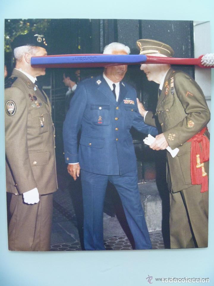 Militaria: FOTO GENERAL CON MEDALLA MILITAR INDIVIDUAL CON COMANDANTE AVIACION Y PARACAIDISTA .. 20 X 22 CM