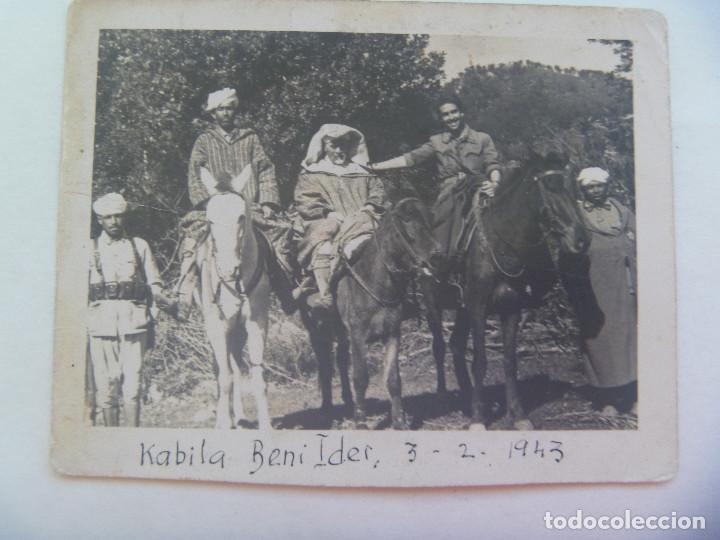 Military Antiques: PROTECTORADO : FOTO DE MILITAR A CABALLO Y MOROS DE LA KABILA BENI IDER, TROPA INDIGENA A PIE, 1943