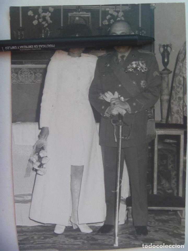 Militaria: FOTO DE TENIENTE CORONEL DE ARTILLERIA MUY CONDECORADO, ANGULOS DE HERIDO, ETC, CON SABLE