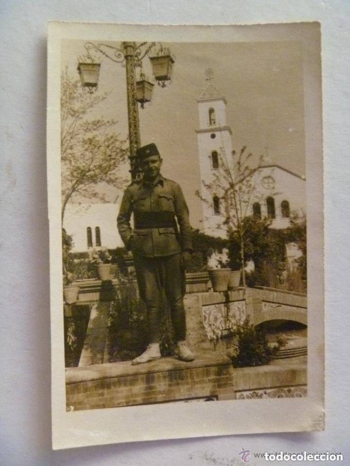 Militaria: PROTECTORADO : FOTO DE MILITAR DE REGULARES CON TARBUSH Y FAJA, DETRAS IGLESIA. XAUEN, 1942.