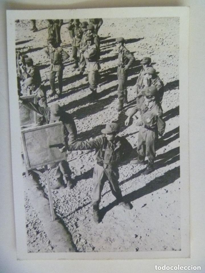 Militaria: FOTO DE MILITARES CON ROPA DE CAMPA&Ntilde;A EN PRACTICAS DE TIRO CON PISTOLA.