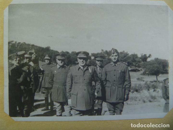 Militaria: FOTO DEL GENERAL SAENZ DE BURUAGA CON MEDALLA MILITAR INDIVIDUAL Y OTRO OFICIALES