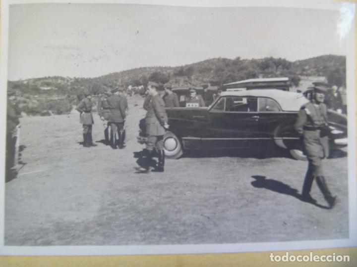 Militaria: FOTO DE OFICIALES , COCHE OFICIAL, AL FONDO GENERAL SAENZ DE BURUAGA CON MEDALLA MILITAR INDIVIDUAL