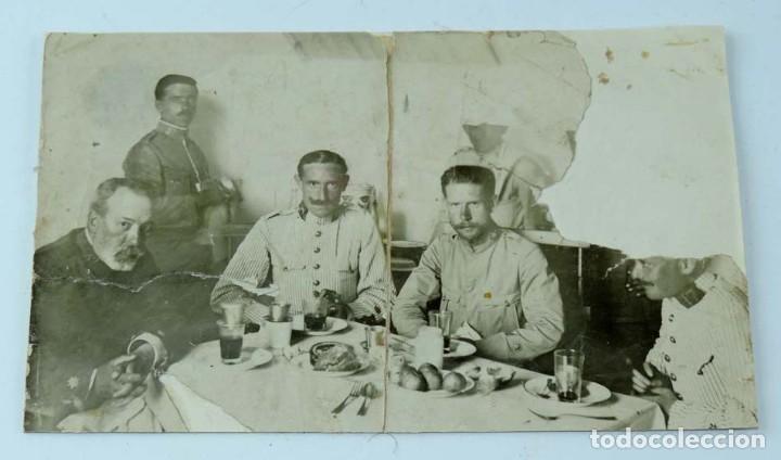 Militaria: FOTOGRAFIA DE OFICIALES DEL 17 REGIMIENTO DE CABALLERIA, CON TRAJES DE RAYADILLO, , PEGADA SOBRE CAR