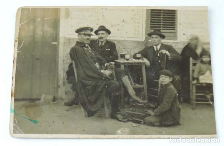 Militaria: FOTOGRAFIA DE OFICIAL DE CABALLERIA, EPOCA ALFONSO XIII, EN UN BAR MIENTRAS UN LIMPIABOTAS LE LIMPIA