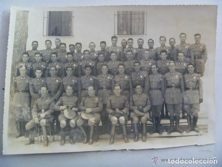 Militaria: POLICIA ARMADA : FOTO PROMOCION DE AGENTES, PROFESOR CON MEDALLA MILITAR INDIVIDUAL .. 16 X 23 CM