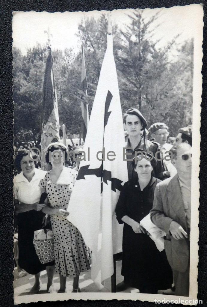 Military Antiques: (JX-190335)Fotograf&iacute;a de abanderado Carlista con se&ntilde;oritas , Cruz de San Andres , Requetes .