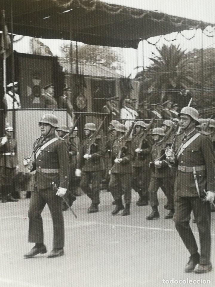Militaria: ANTIGUA FOTOGRAF&Iacute;A ORIGINAL DESFILE MILITAR NACIONAL FRENTE PALCO AUTORIDADES (FRANCO?),10'5X7'5 CM.