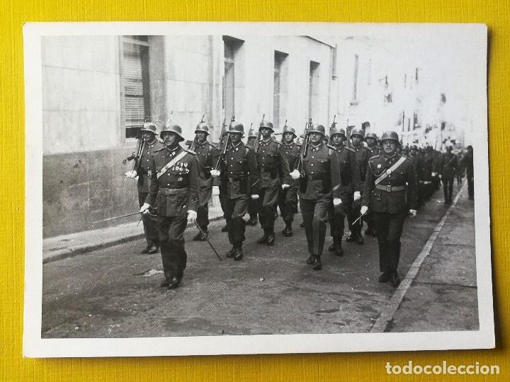 Militaria: ANTIGUA FOTOGRAF&Iacute;A ORIGINAL DESFILE MILITAR NACIONAL, 10'5X7'5 CM.