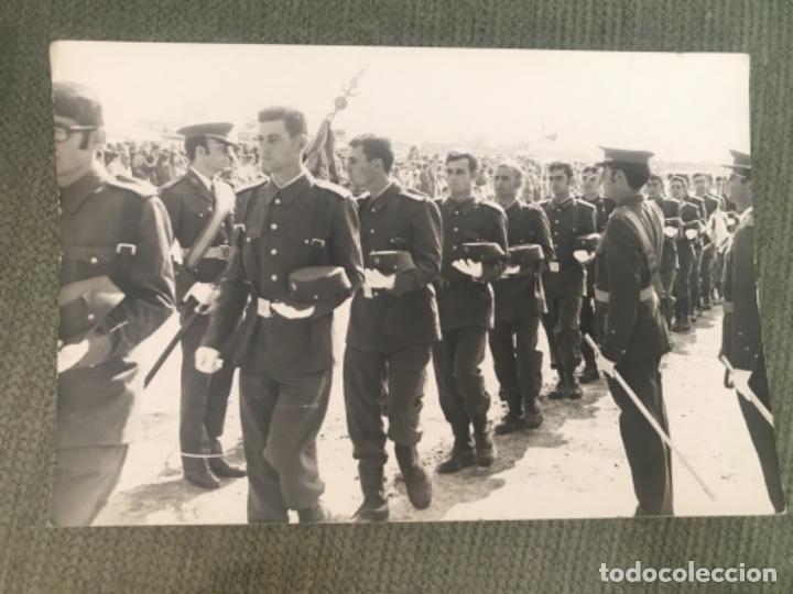 Militaria: ANTIGUA FOTOGRAF&Iacute;A MILITAR SOLDADOS JURANDO BANDERA A&Ntilde;OS 70