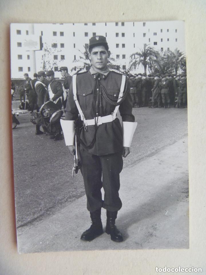 Militaria: ARTILLERIA : FOTO DE GASTADOR - MUSICO , TROMPETA DE GALA CON CORDON, MANOPLAS, ETC