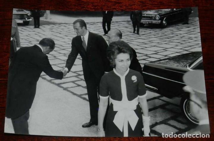 Militaria: Fotograf&iacute;a de la visita de los Reyes Juan Carlos I y Do&ntilde;a Sofia en visita ofiacial, a&ntilde;o 1976/ 77 apr