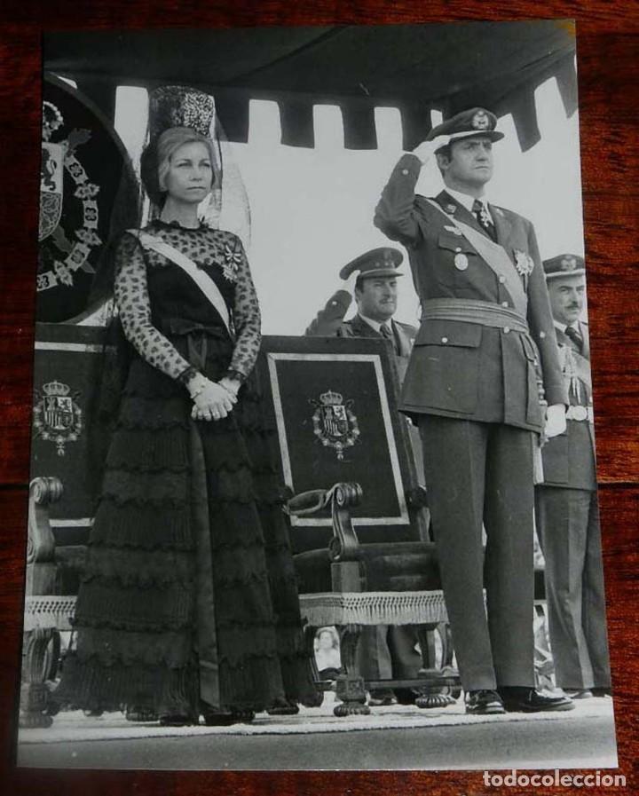 Militaria: FOTOGRAFIA DE LOS REYES DON JUAN CARLOS I CON UNIFORME DE GENERAL DE AVIACION, Y DO&Ntilde;A SOFIA EN ACTO