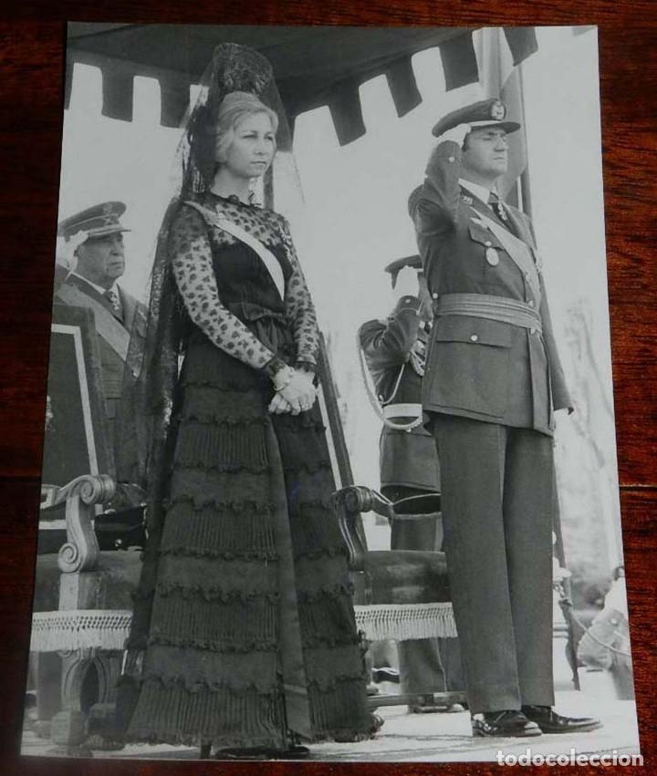 Militaria: FOTOGRAFIA DE LOS REYES DON JUAN CARLOS I CON UNIFORME DE GENERAL DE AVIACION, Y DO&Ntilde;A SOFIA EN ACTO